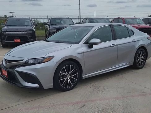 Used 2023 Toyota Camry SE FWD image 4
