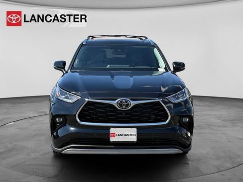 Used 2022 Toyota Highlander Platinum AWD/4WD image 2