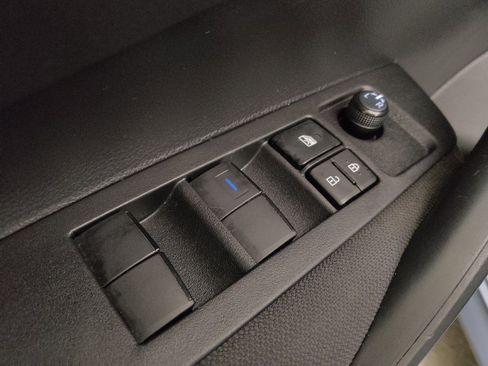 Used 2021 Toyota Corolla LE FWD image 27
