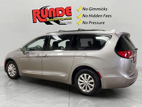 Used 2017 Chrysler Pacifica Touring-L FWD image 4