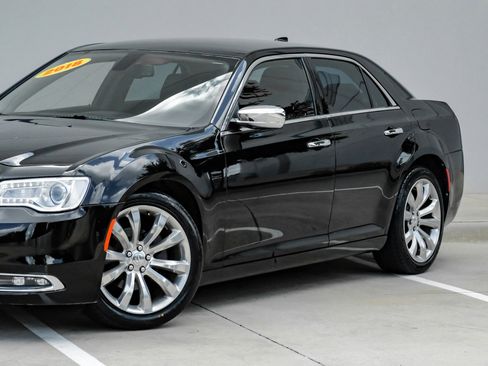 Used 2018 Chrysler 300 Limited RWD image 14