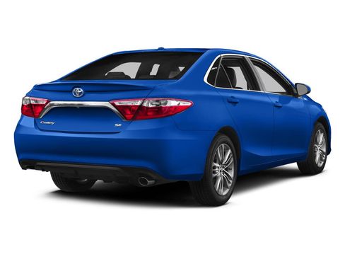Used 2015 Toyota Camry SE w/ Moonroof Package FWD image 3