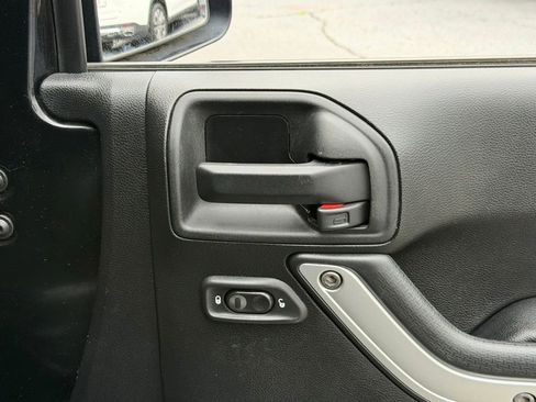 Used 2013 Jeep Wrangler Unlimited Sahara w/ Connectivity Group AWD/4WD image 36