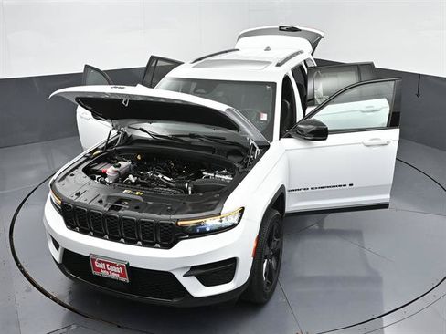 Used 2024 Jeep Grand Cherokee Altitude AWD/4WD image 45