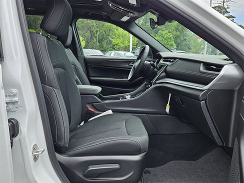 New 2025 Jeep Grand Cherokee Laredo X w/ Luxury Tech Group I image 15