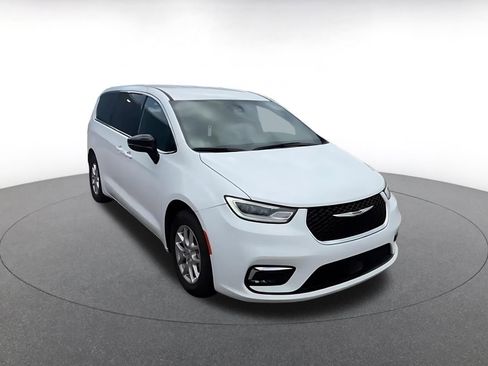 Used 2025 Chrysler Pacifica Select FWD image 3