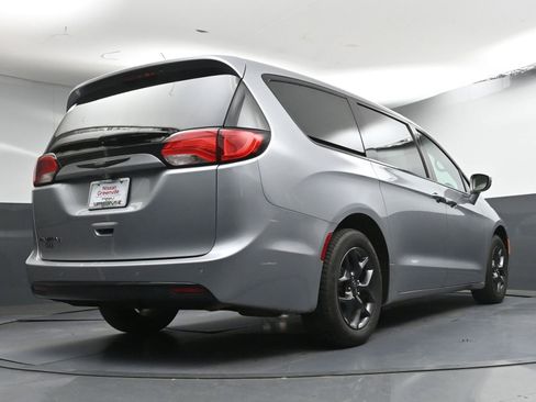 Used 2020 Chrysler Pacifica Touring w/ S Appearance Package FWD image 26