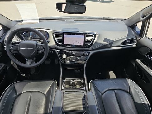 Used 2024 Chrysler Pacifica Premium FWD image 24