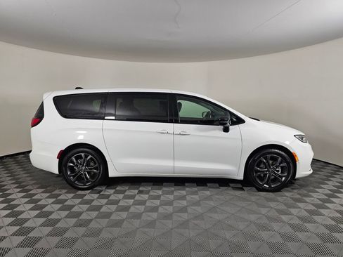 New 2026 Chrysler Pacifica Select image 3