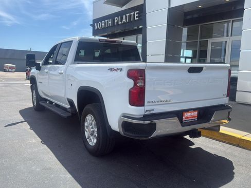 Used 2022 Chevrolet Silverado 2500 LT w/ Convenience Package AWD/4WD image 2