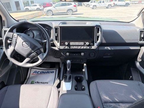 Used 2025 Nissan Frontier SV w/ SV Convenience Package RWD image 2