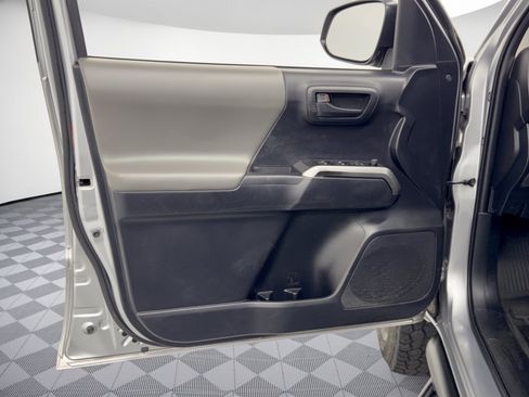 Used 2020 Toyota Tacoma SR5 AWD/4WD image 14