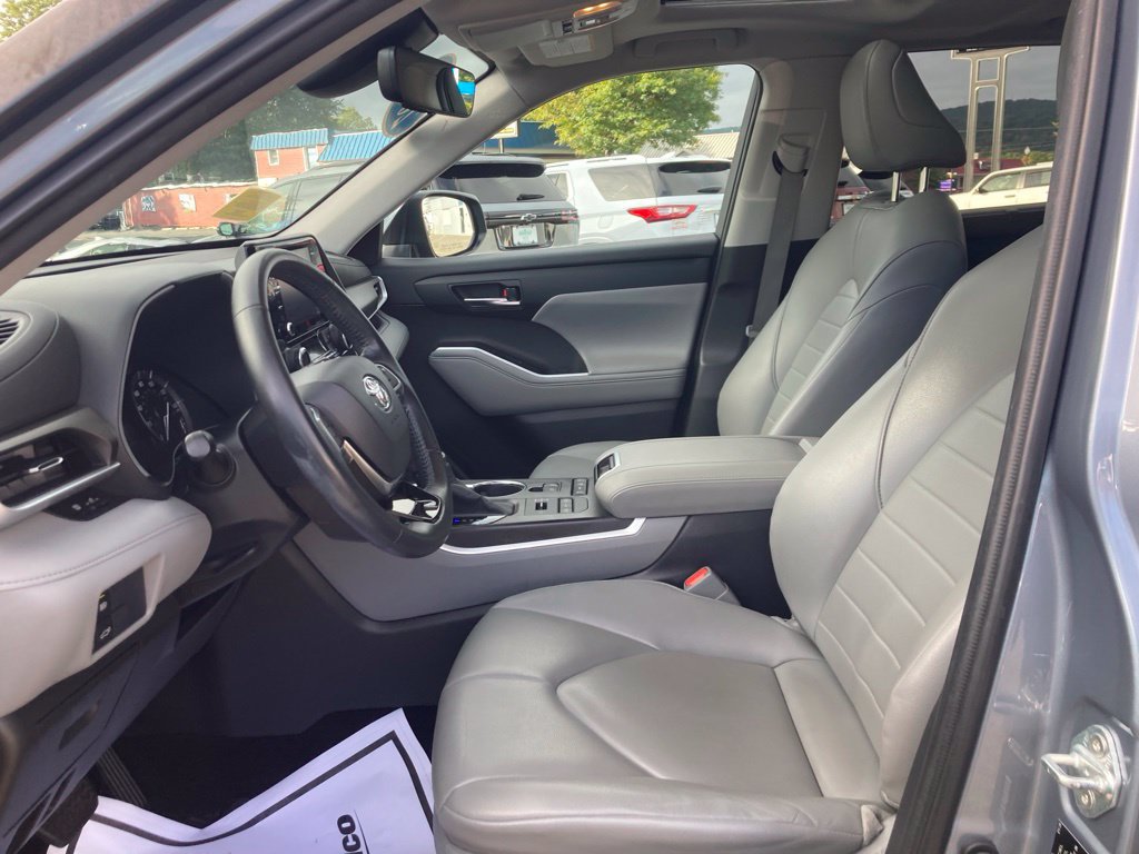 Used 2020 Toyota Highlander XLE AWD/4WD image 3