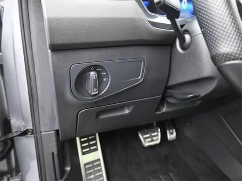 Used 2022 Volkswagen Tiguan SE R-Line image 26