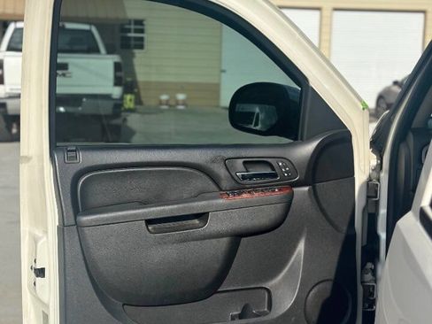 Used 2013 Chevrolet Avalanche LTZ image 18