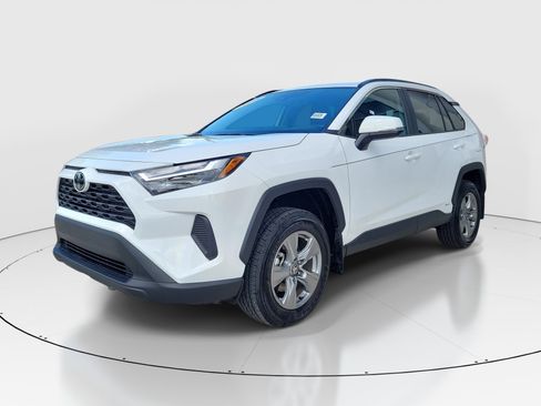 Used 2025 Toyota RAV4 XLE AWD/4WD image 3