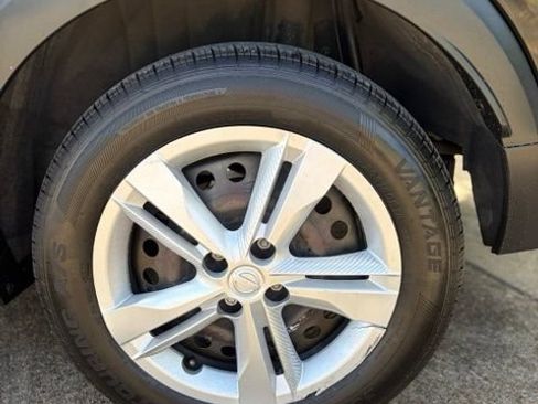 Used 2023 Nissan Kicks S FWD image 11
