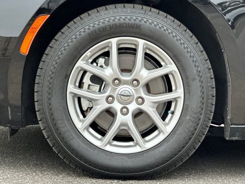 Used 2024 Chrysler Voyager LX image 28