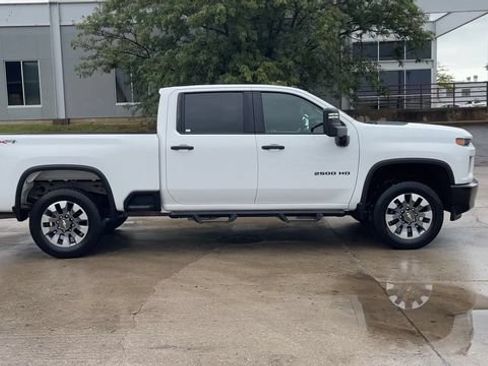Used 2022 Chevrolet Silverado 2500 Custom w/ Custom Value Package AWD/4WD image 9