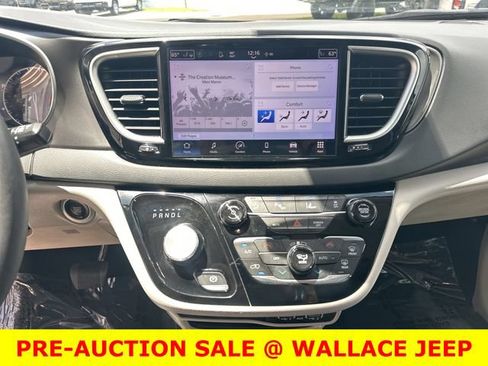 Used 2024 Chrysler Pacifica Touring-L FWD image 19