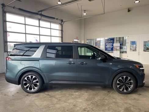 Used 2023 Kia Carnival EX FWD image 5
