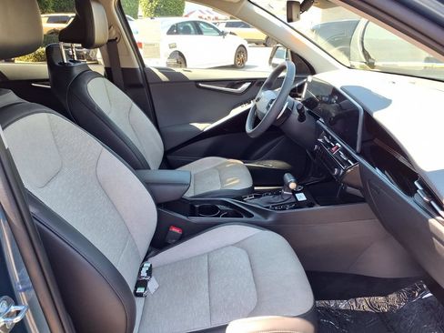 Certified 2025 Kia Niro SX Touring FWD image 9
