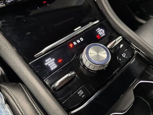 Used 2022 Jeep Grand Cherokee Overland w/ Luxury Tech Group IV AWD/4WD image 22