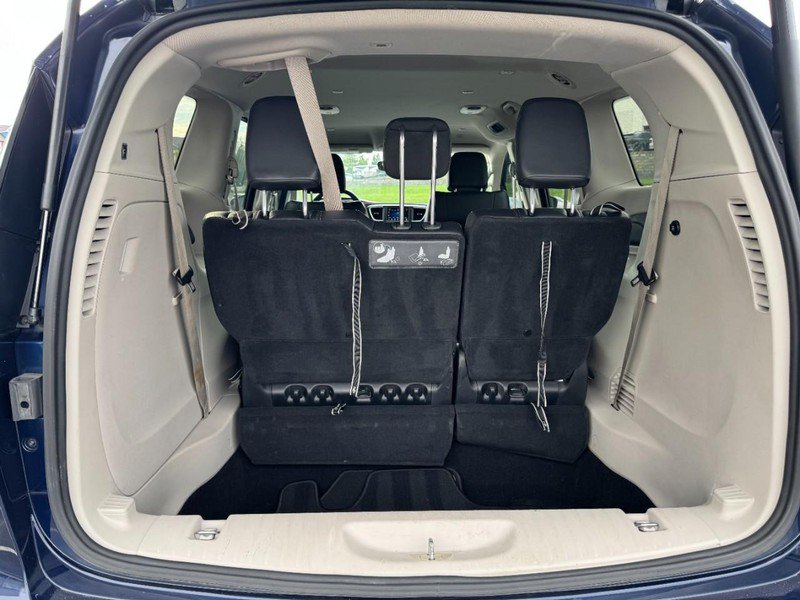 Used 2019 Chrysler Pacifica Touring-L FWD image 6