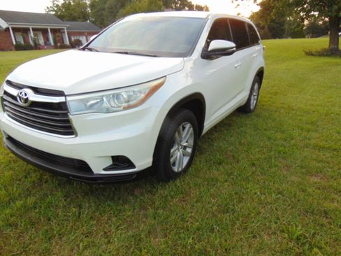 Used 2016 Toyota Highlander LE FWD image 2