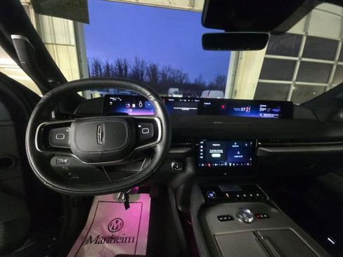 Used 2025 Lincoln Navigator L Reserve w/ Jet Appearance Package image 3