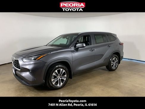 Used 2024 Toyota Highlander XLE AWD/4WD image 1