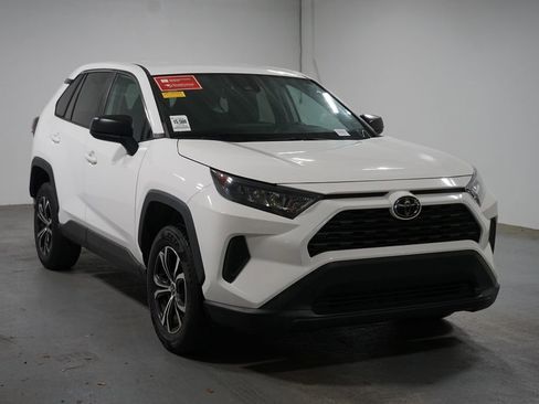 Used 2022 Toyota RAV4 LE AWD/4WD image 3