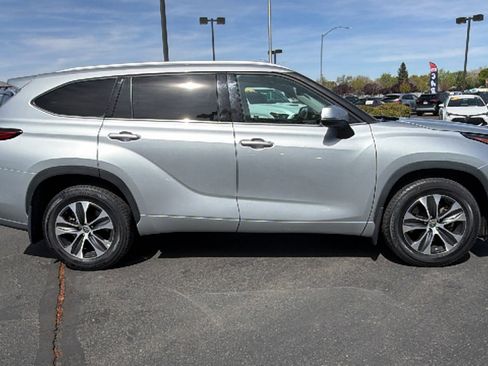 Used 2022 Toyota Highlander XLE AWD/4WD image 2
