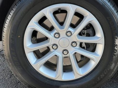 Used 2021 Jeep Grand Cherokee Laredo image 7