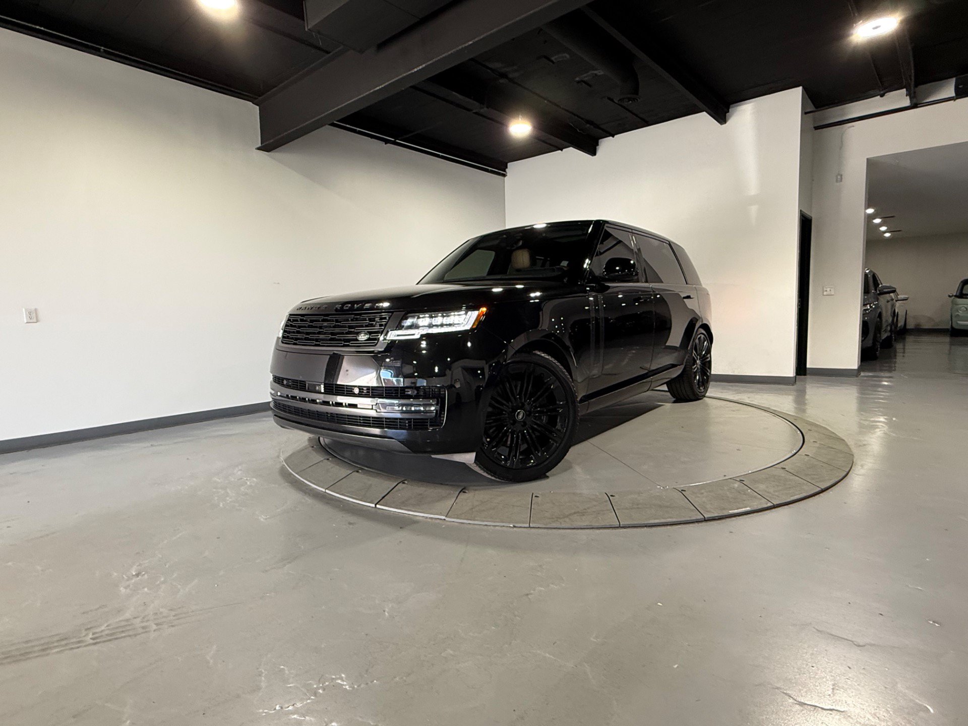 Used 2024 Land Rover Range Rover Long Wheelbase SE AWD/4WD image 3