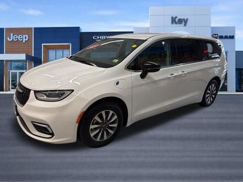 Used 2024 Chrysler Pacifica Select image 2