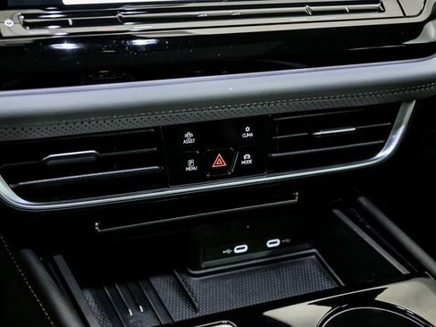 Certified 2025 Volkswagen Atlas Peak Edition SE image 18