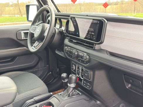 Used 2025 Jeep Wrangler Unlimited Sahara AWD/4WD image 28