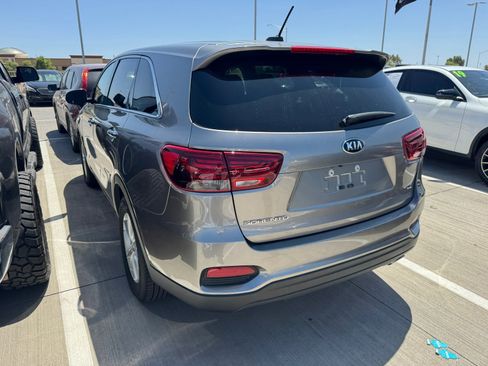 Used 2019 Kia Sorento LX image 3