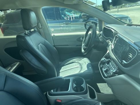 Used 2024 Chrysler Pacifica Touring-L FWD image 8