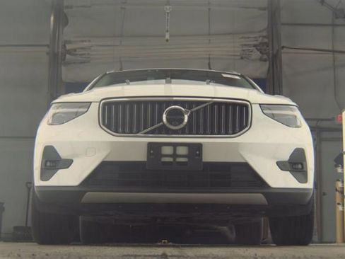 Used 2024 Volvo XC40 B5 Plus w/ Climate Package image 4