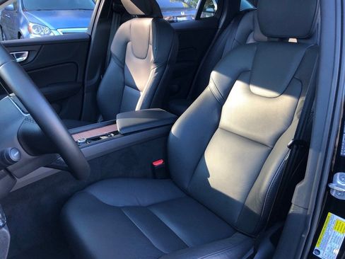 Used 2025 Volvo V60 B5 Cross Country Plus image 32