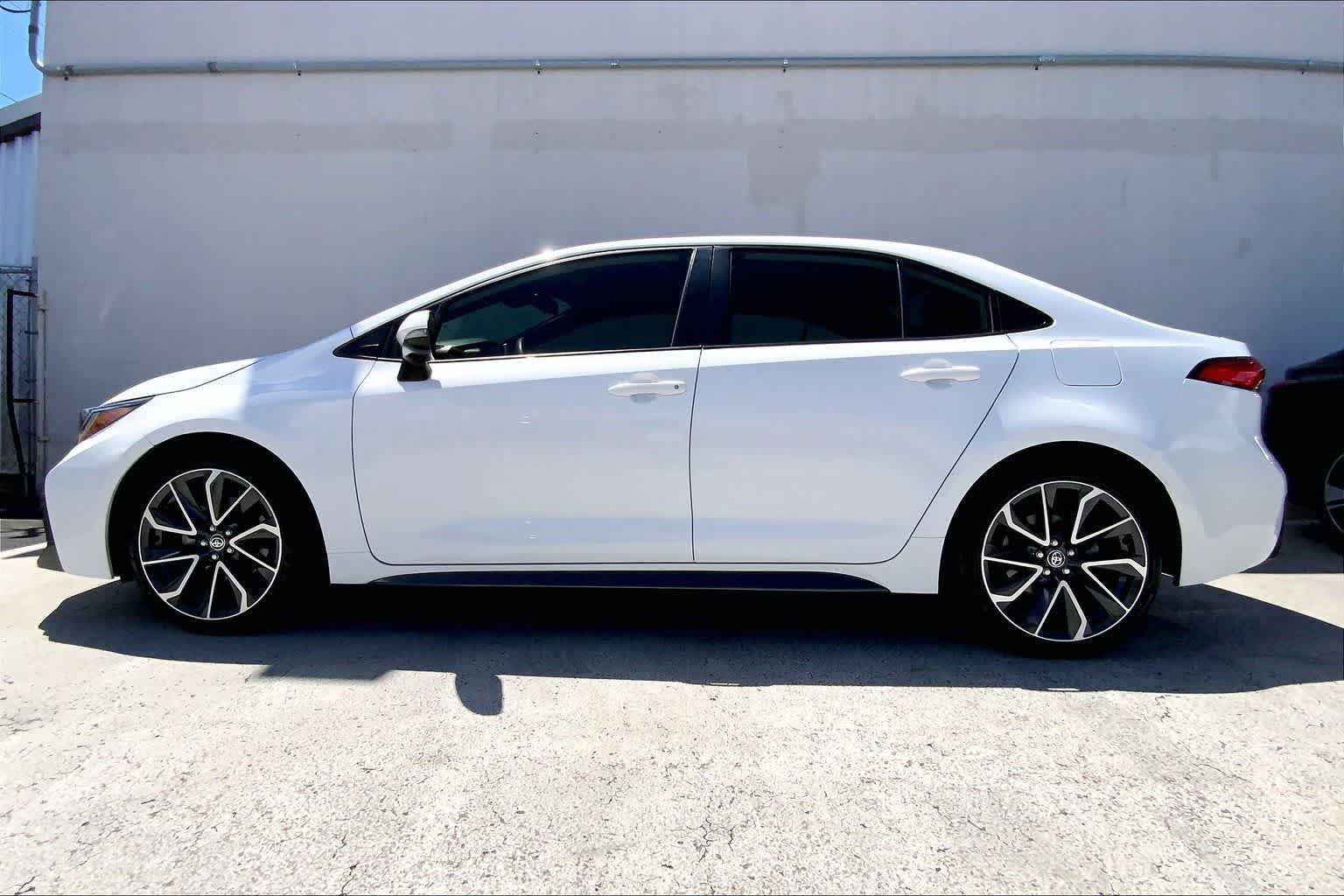 Used 2022 Toyota Corolla SE FWD image 3