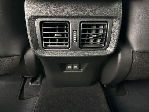Used 2024 Toyota Venza XLE AWD/4WD image 33