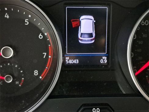 Used 2021 Volkswagen Tiguan SE w/ Panoramic Sunroof Package image 2