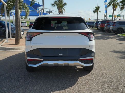 Used 2023 Kia Sportage LX FWD image 4