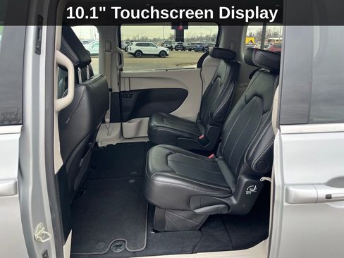 Used 2024 Chrysler Pacifica Touring-L image 16
