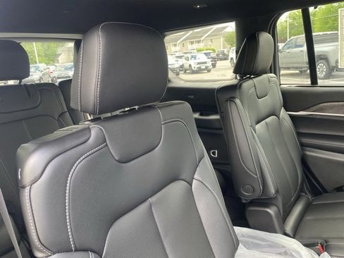 New 2025 Jeep Grand Cherokee L Limited w/ Luxury Tech Group II image 34