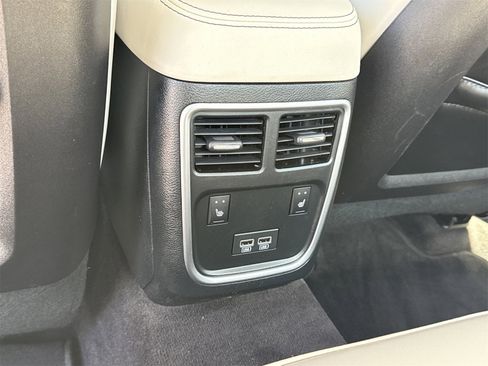 Used 2018 Chrysler 300 Limited image 11