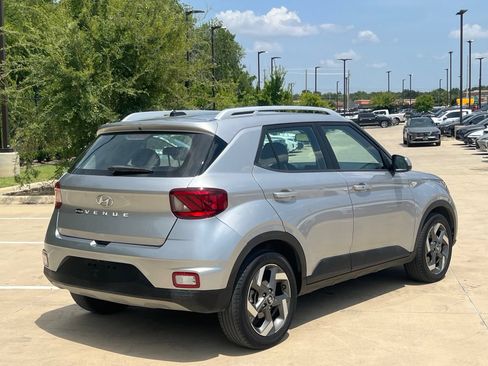 Used 2025 Hyundai Venue SEL FWD image 11